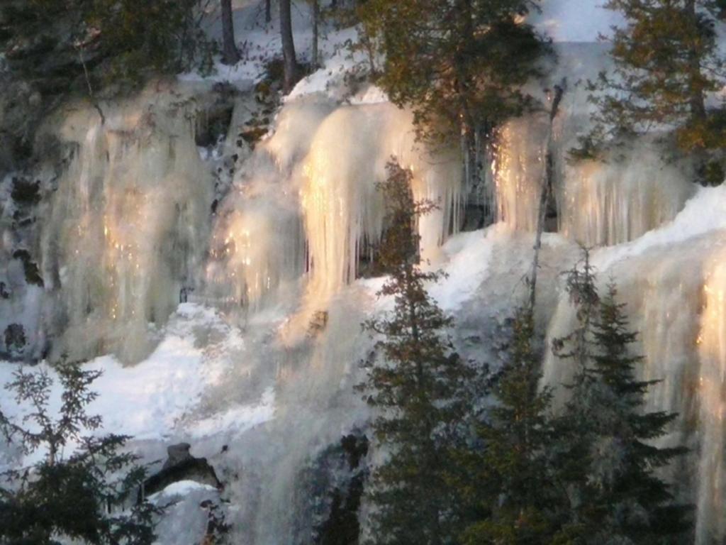 Kan-A-Mouche Pourvoirie Auberge Et Chalets Сен-Мишель-де-Сен Экстерьер фото