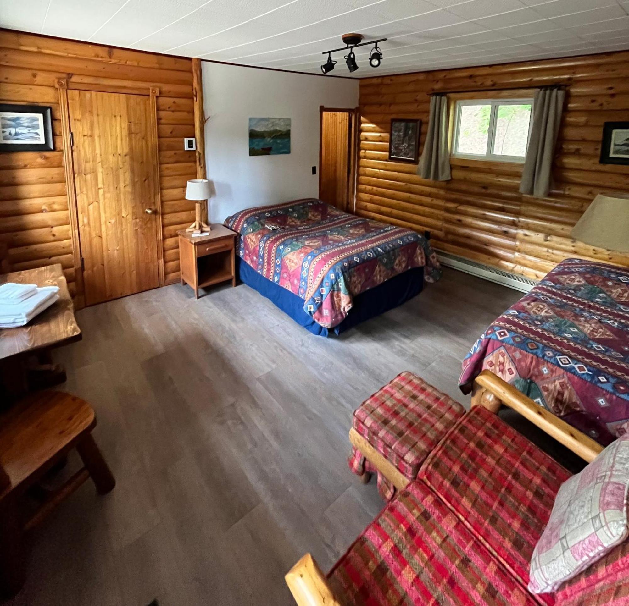 Kan-A-Mouche Pourvoirie Auberge Et Chalets Сен-Мишель-де-Сен Экстерьер фото
