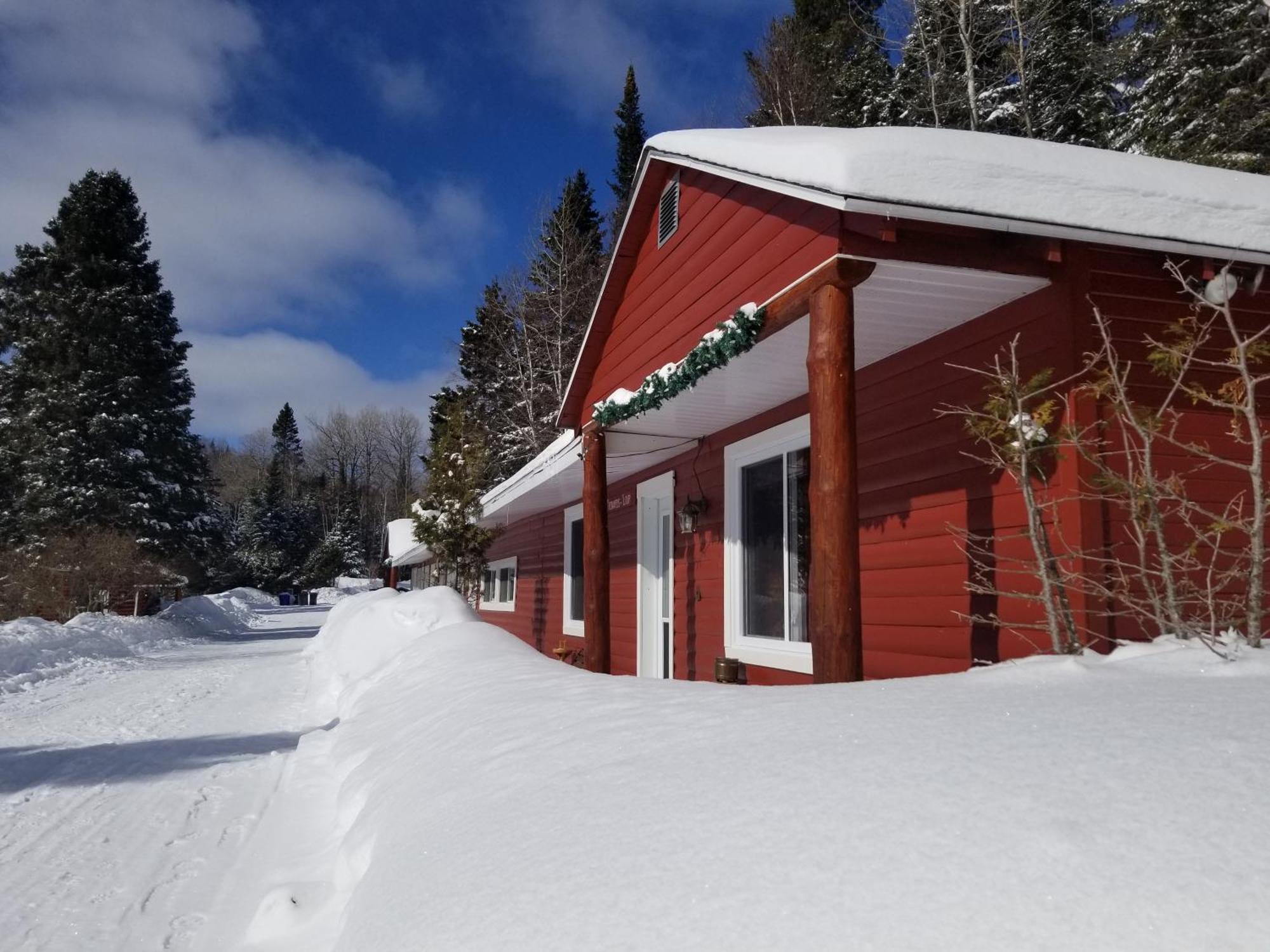 Kan-A-Mouche Pourvoirie Auberge Et Chalets Сен-Мишель-де-Сен Экстерьер фото
