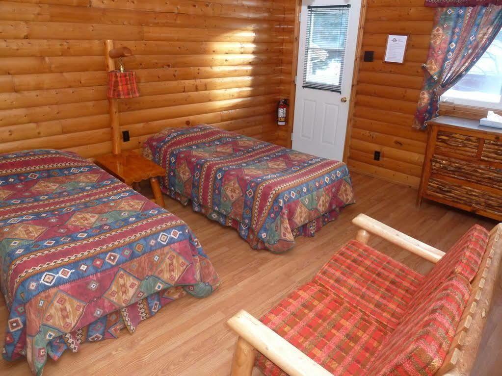 Kan-A-Mouche Pourvoirie Auberge Et Chalets Сен-Мишель-де-Сен Экстерьер фото