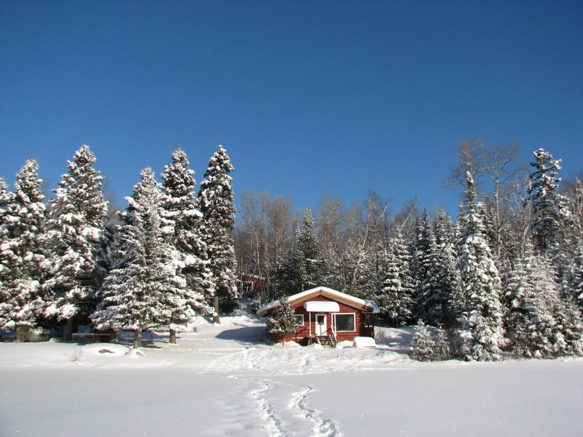 Kan-A-Mouche Pourvoirie Auberge Et Chalets Сен-Мишель-де-Сен Экстерьер фото